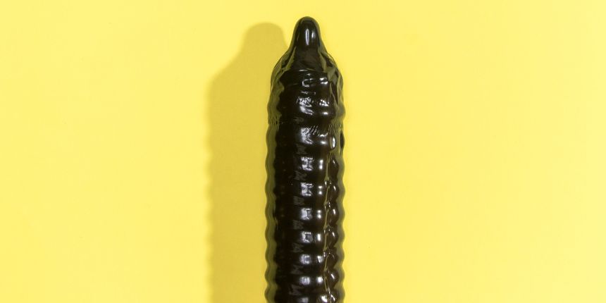 Must dildo kollasel taustal - lovesexshop.ee seksipood