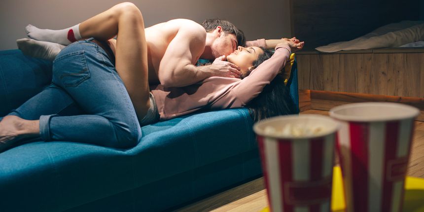 Paar suudlemas kodusel erootilise filmi õhtul | lovesexshop.ee seksipood