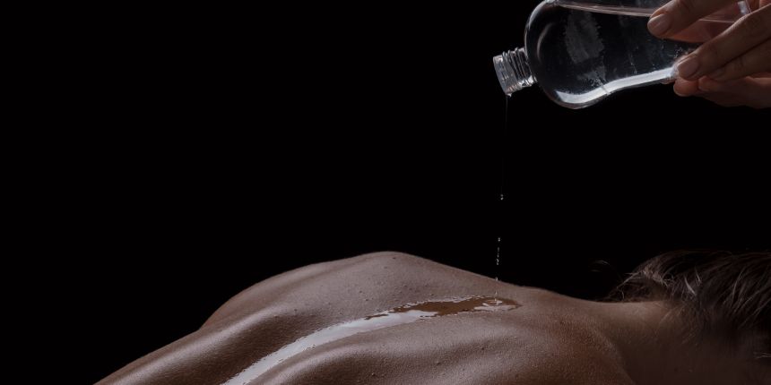Sensuaalne massaažiõli paljal nahal intiimsel paaride massaažil | lovesexshop.ee seksipood