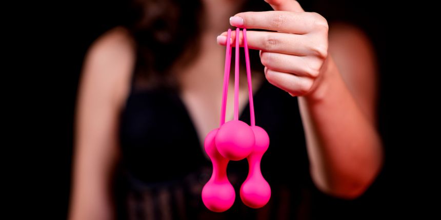 Naine hoiab vaagnapõhja harjutuste ja tugevamate orgasmide jaoks mõeldud vaagnapõhja kuule | lovesexshop.ee seksipood